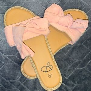 Teen/Women tan sandals with Pink bow, Size small